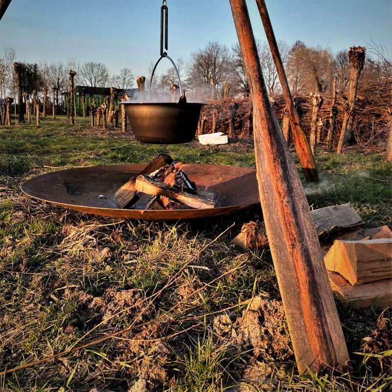 Een bijzondere driepoot barbecue gemaakt van oude peddels. Ook dat is mogelijk met de DIY tripod van Basale.